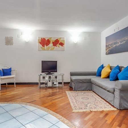 Guesthost - Casa Querida Central & Elegant Flat Наполи Екстериор снимка